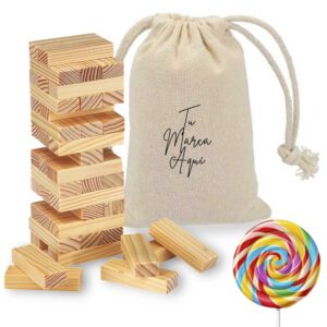 Niño jugando con jenga de madera con un dulce de colores