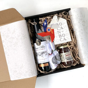 Caja rústica con vino Remolino Dieciochero, pasta picante y chocotejas peruanas