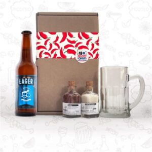 Cerveza artesanal, sal de mar de Cahuil, merkén mapuche y vaso cervecero en una caja de regalo elegante