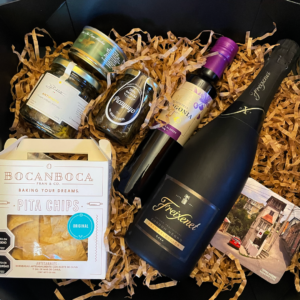 Caja Aperitivo Patagónico con espumante, syrup de calafate, dip variedad, paté, pasta picante, posavasos temáticos y galletas snack