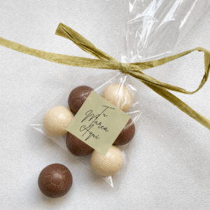 Bolsa transparente con chocolates y etiqueta tu marca aquí para regalo corporativo Día del Padre