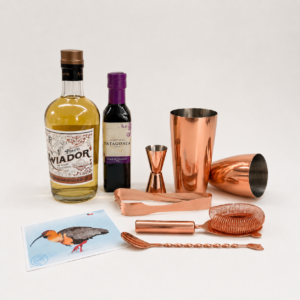 Regalo corporativo con pisco, syrup de calafate y set de coctelería encobrizado