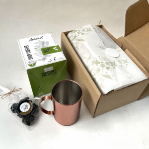 Regalo coffee break con mug encobrizado, café biodinámico y trufas en caja rústica tipo estuche