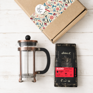 Set de regalo corporativo con prensa francesa, café en grano y caja brandeada