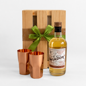 Set de regalo con 2 vasos de cobre Elqui, Pisco Aviador y caja de madera tipo pallet