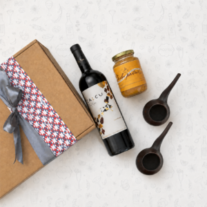 Regalo corporativo chileno con vino pipa de greda y Dulce Patria