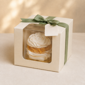 Pastel chileno premium de merengue y manjar en caja individual para regalo corporativo