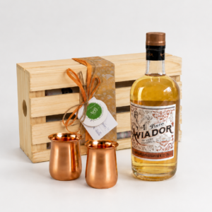 Set 2 Vasos de Cobre Cachai con Pisco Aviador en Caja Pallet de Madera